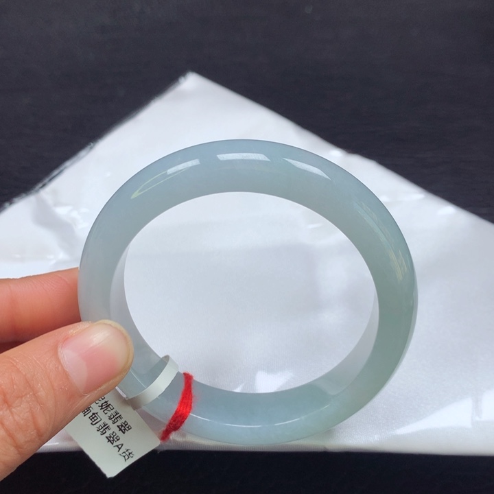 翡翠手镯未镶嵌55圈