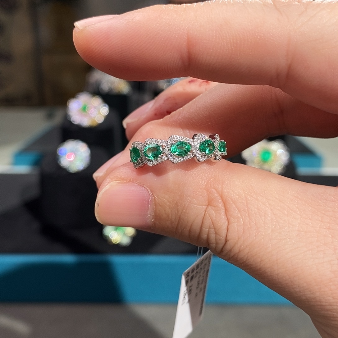 戒指18K金镶嵌祖母绿哥伦比亚0.77ct