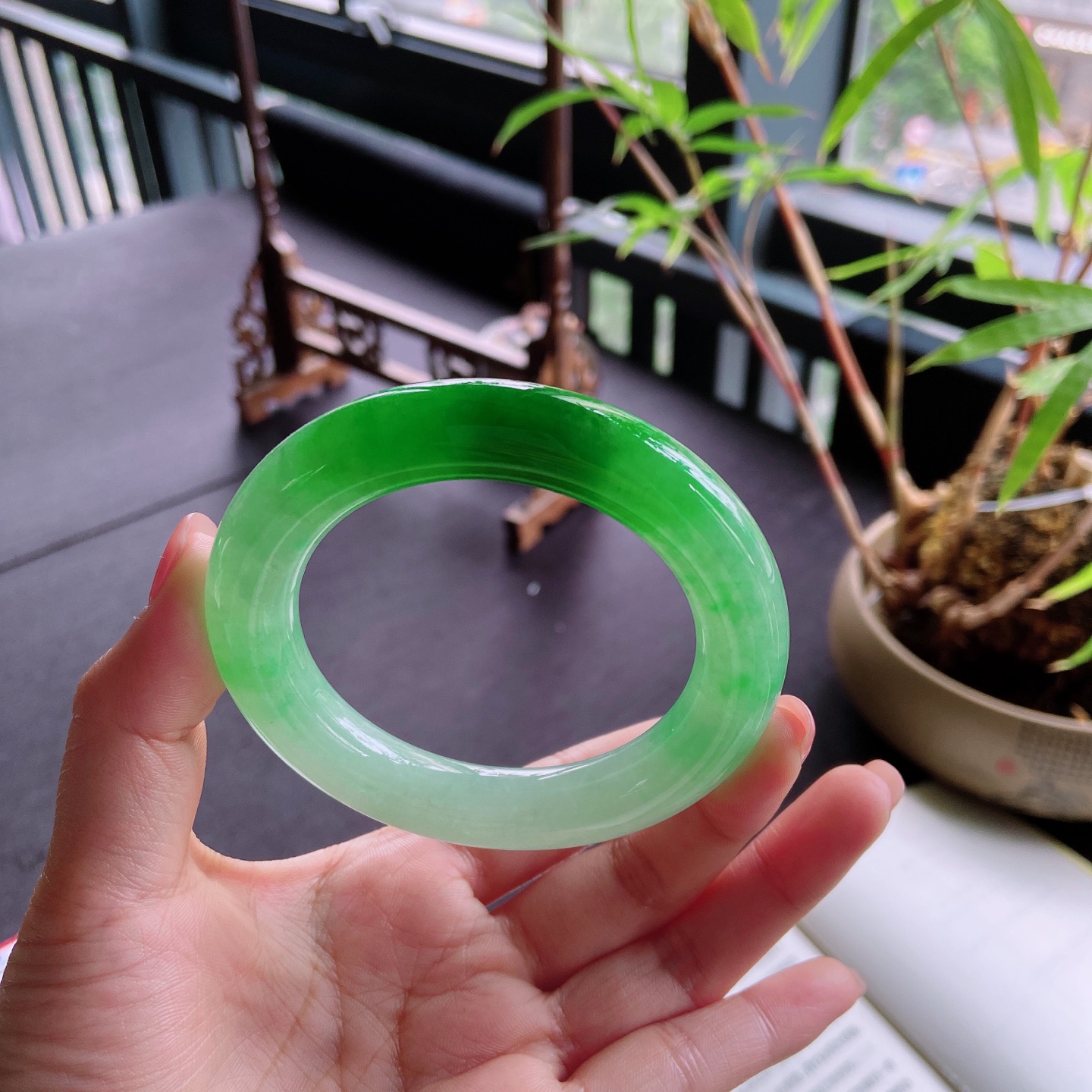 好色珠宝  圈口55缅甸老坑A货糯冰种辣阳绿圆条女款翡翠手镯