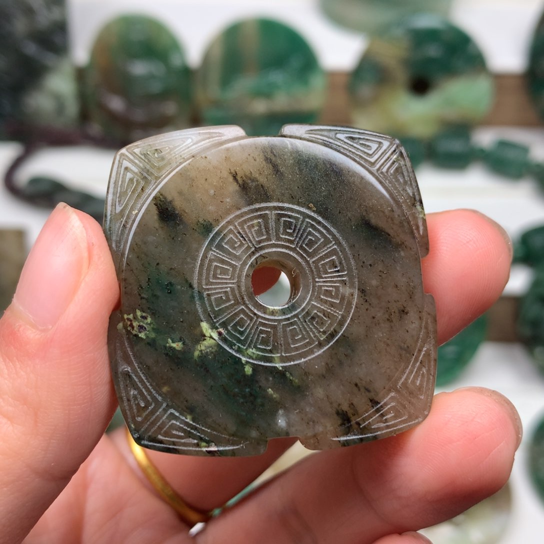 独山玉颈饰未镶嵌