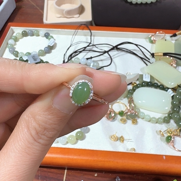 石英质玉颈饰合金