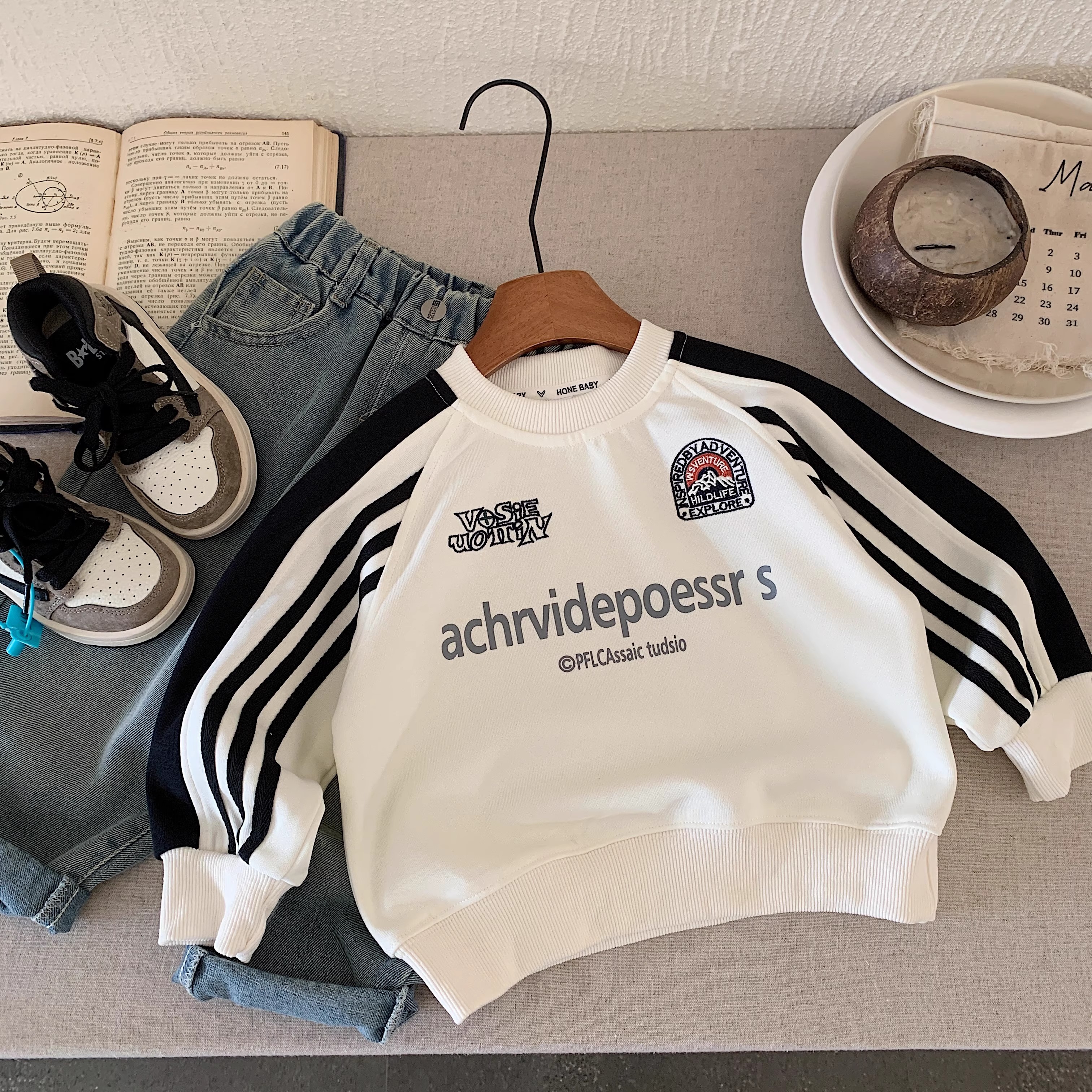 2025秋季新款童装儿童韩版百搭印条圆领卫衣男女童个性休闲上衣潮