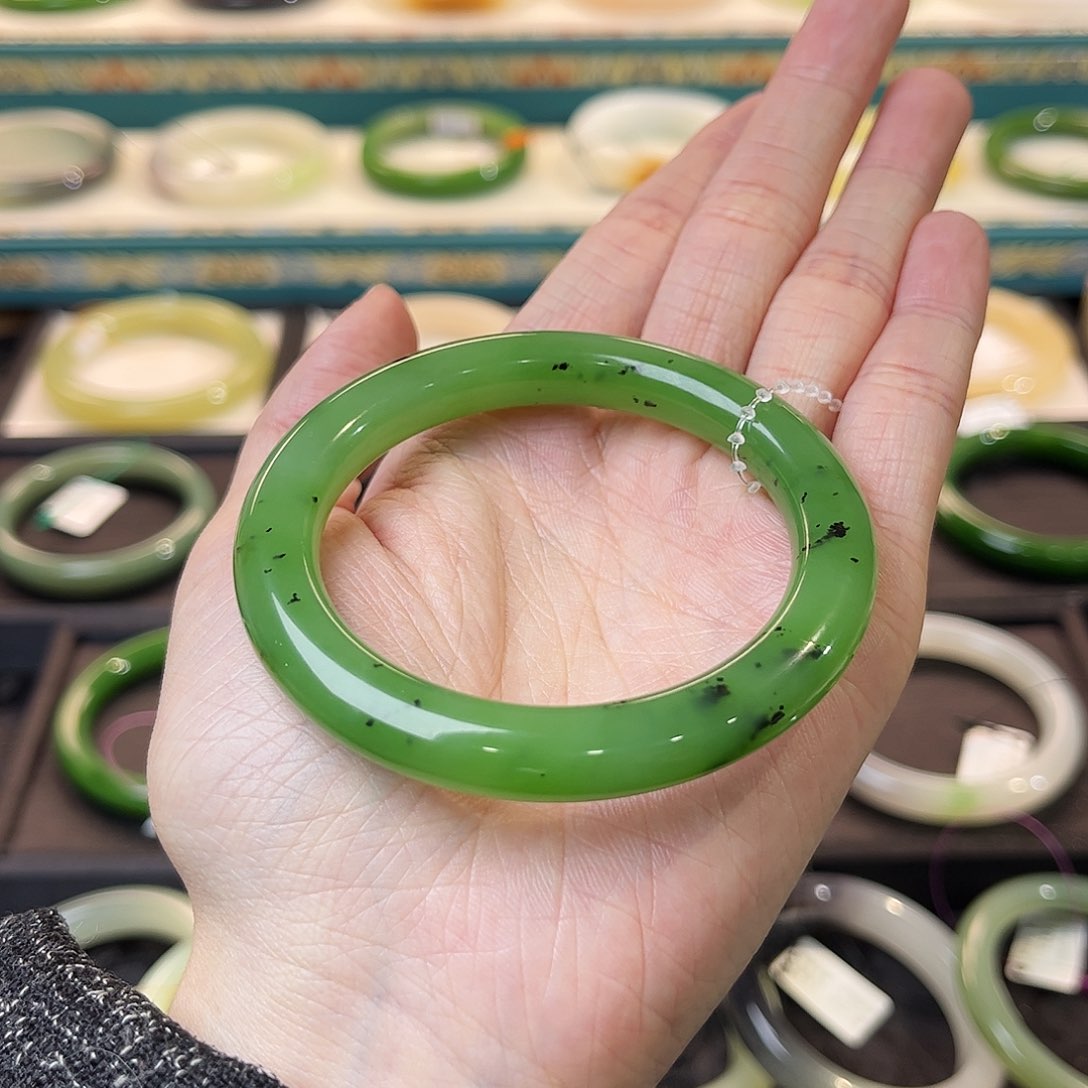 和田玉手镯未镶嵌苹果绿