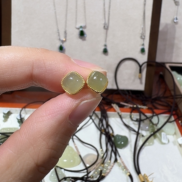 石英质玉颈饰合金