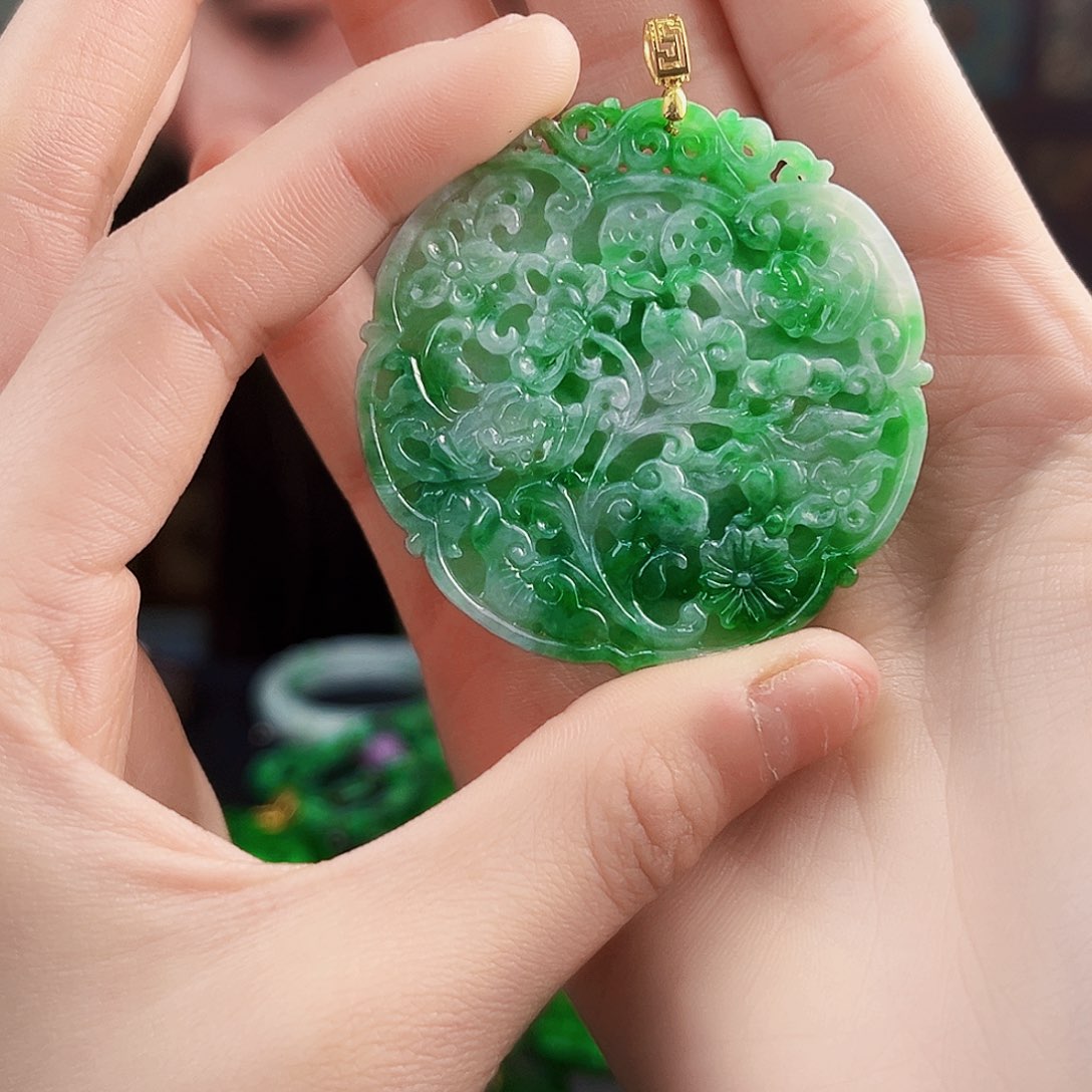 颈饰18K金镶嵌翡翠多样性