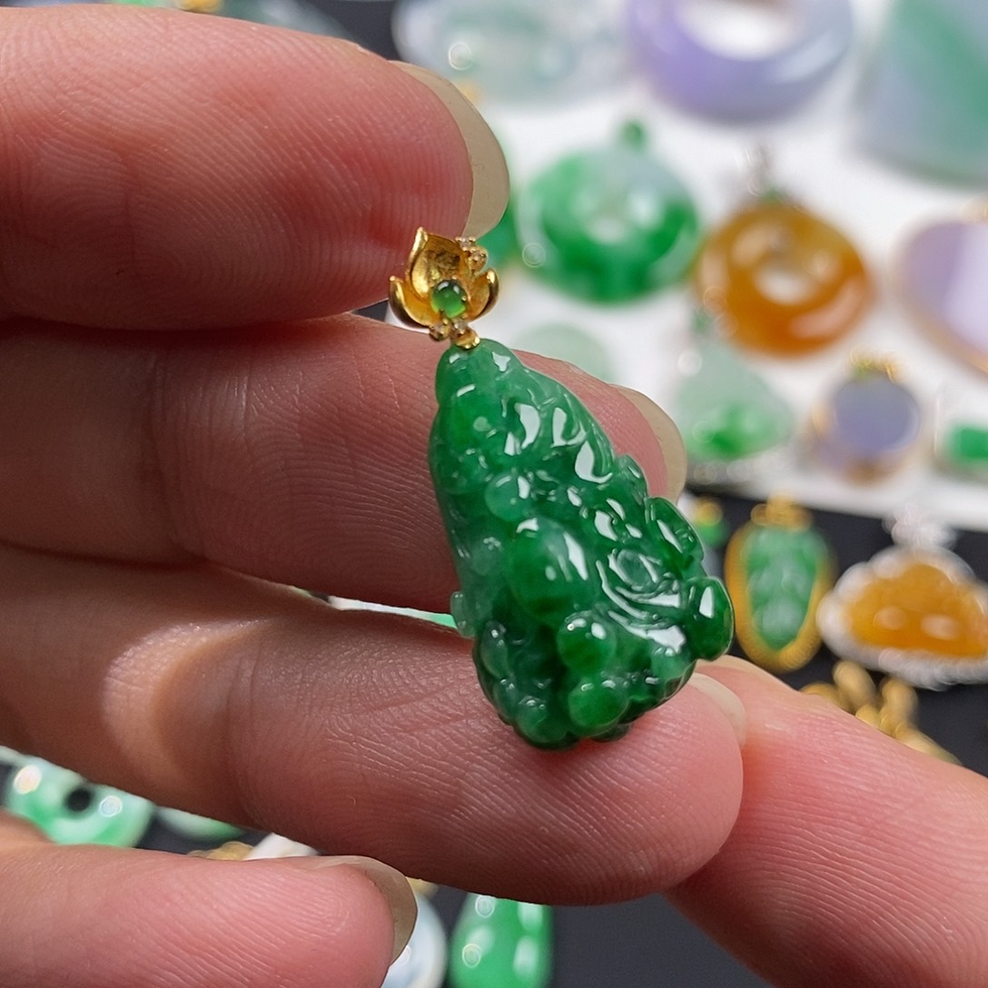 翡翠18K金镶嵌颈饰翡翠