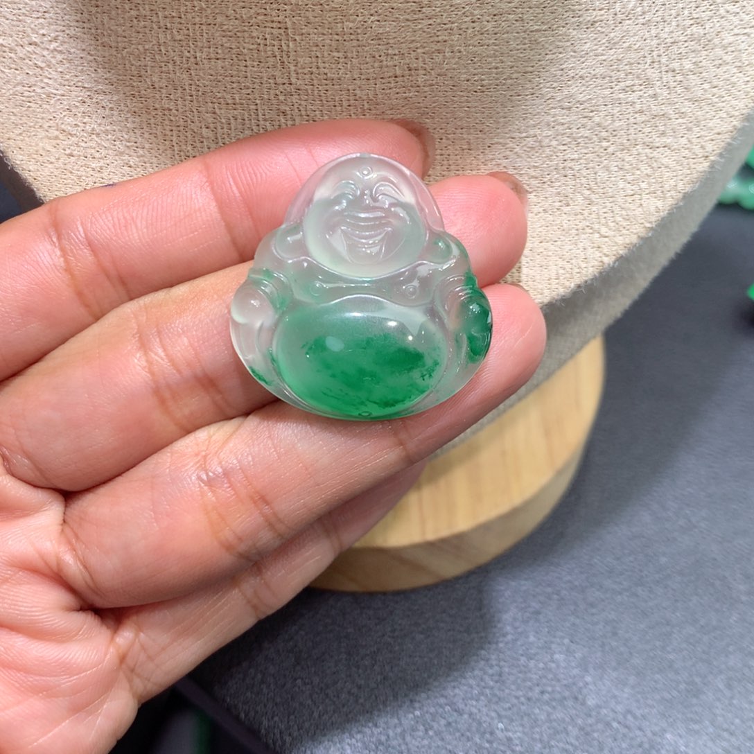 颈饰未镶嵌石英质玉（非洲翠）