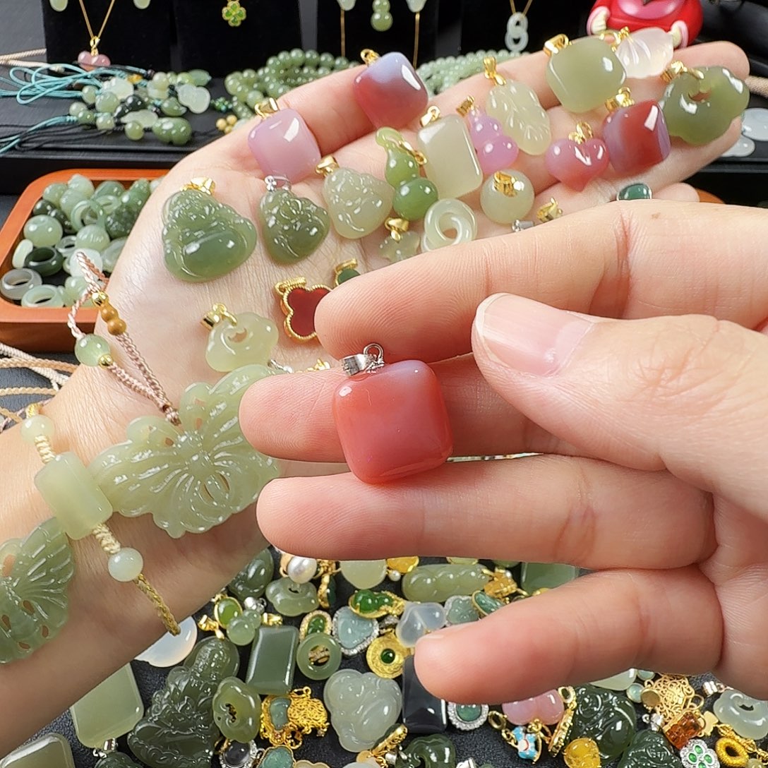 飞***扬玛瑙/玉髓银S925镶嵌颈饰