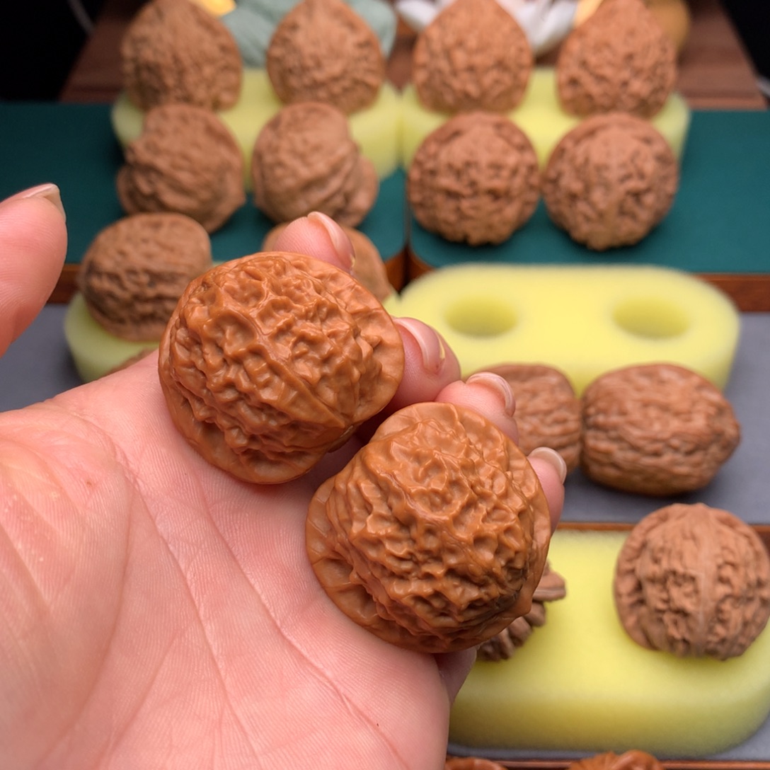 文玩核桃吊坠瓷娃娃 36