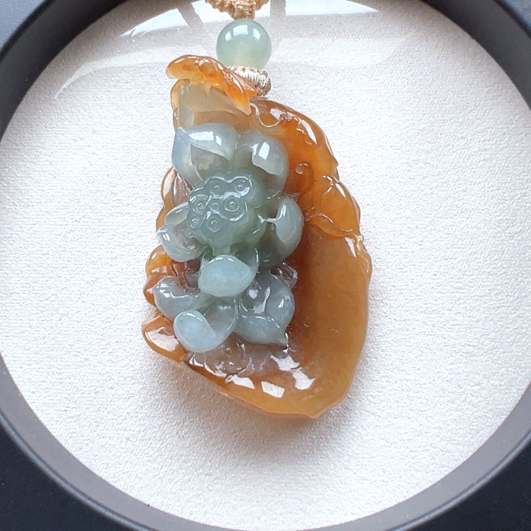 翡翠未镶嵌颈饰荷花