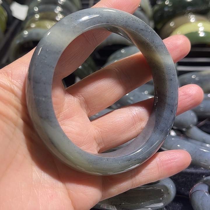 和田玉手镯未镶嵌黑*白