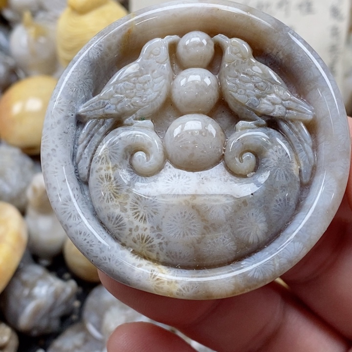 颈饰未镶嵌硅化珊瑚（珊瑚玉）