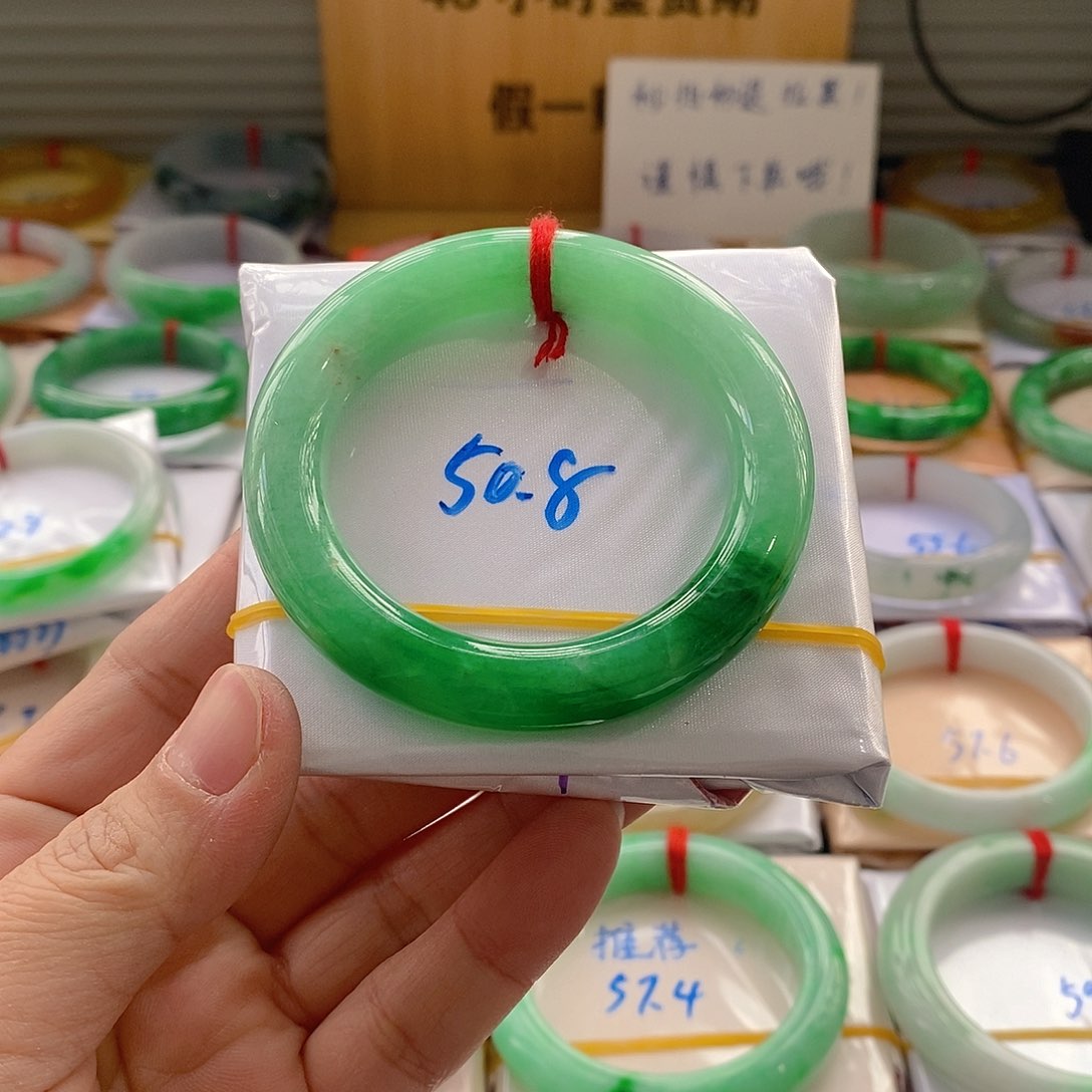 翡翠手镯未镶嵌故***听手镯分