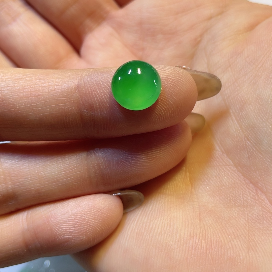 翡翠颈饰未镶嵌蛋面