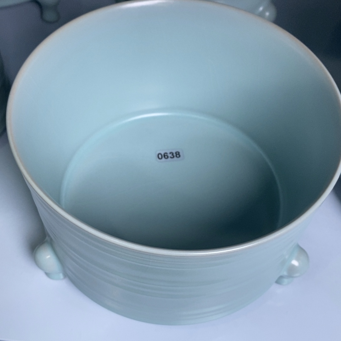 心****侠0638仿古釉三足樽微瑕