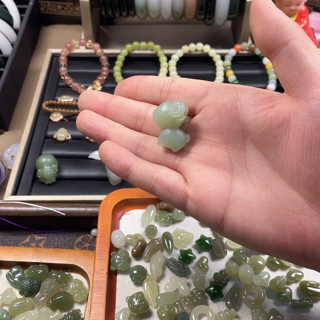 宫***猫和田玉未镶嵌颈饰