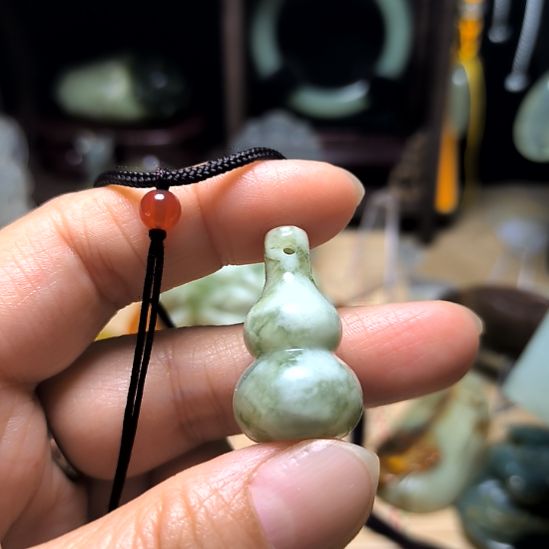返***真蛇纹石玉未镶嵌颈饰