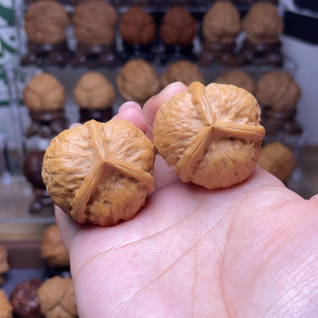 泉***文玩核桃把件2…………金英三棱