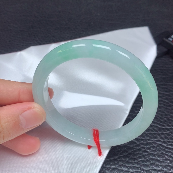 翡翠手镯未镶嵌。