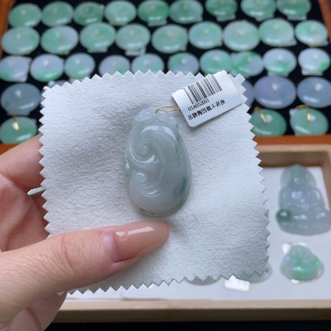 翡翠未镶嵌颈饰如意