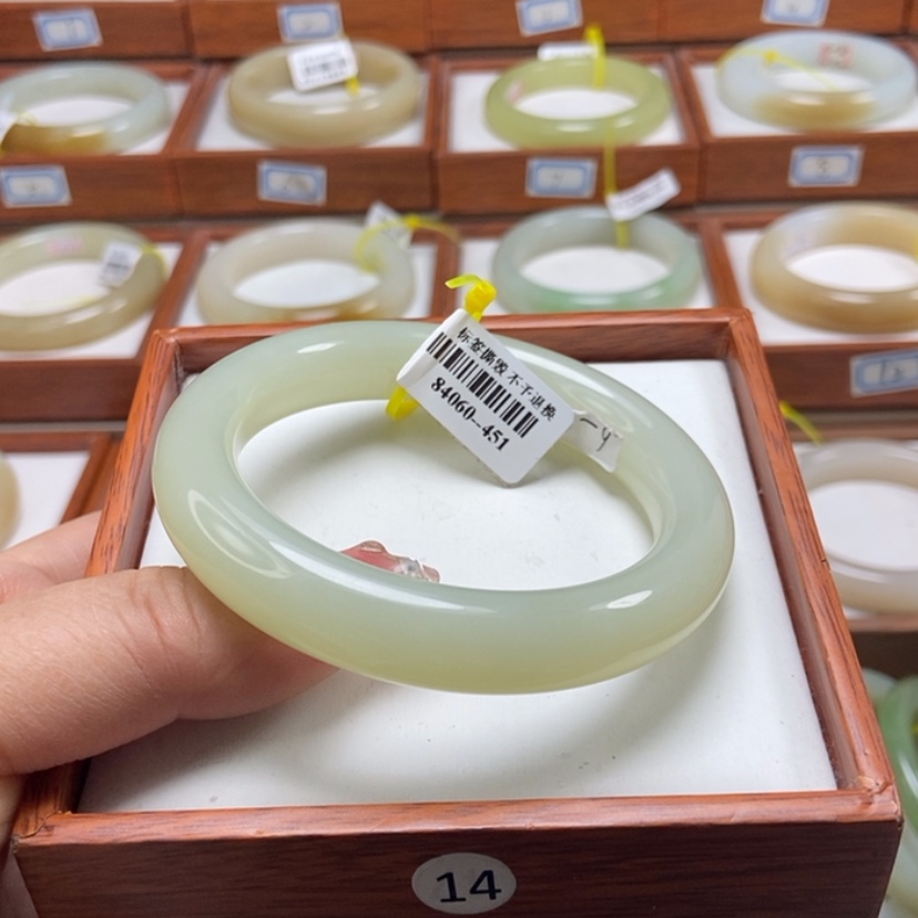 【闪购商品】和田玉手镯未镶嵌57