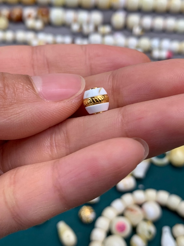 天然蜜蜡高瓷金漆白汉堡7mm