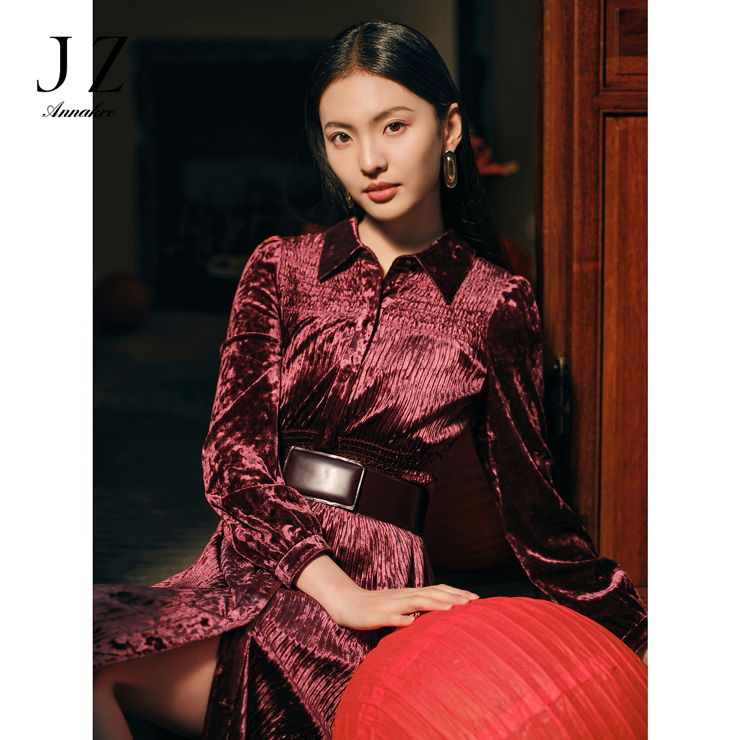 玖姿安娜蔻法式轻复古压褶光泽丝绒X型连衣裙女JTEC50026