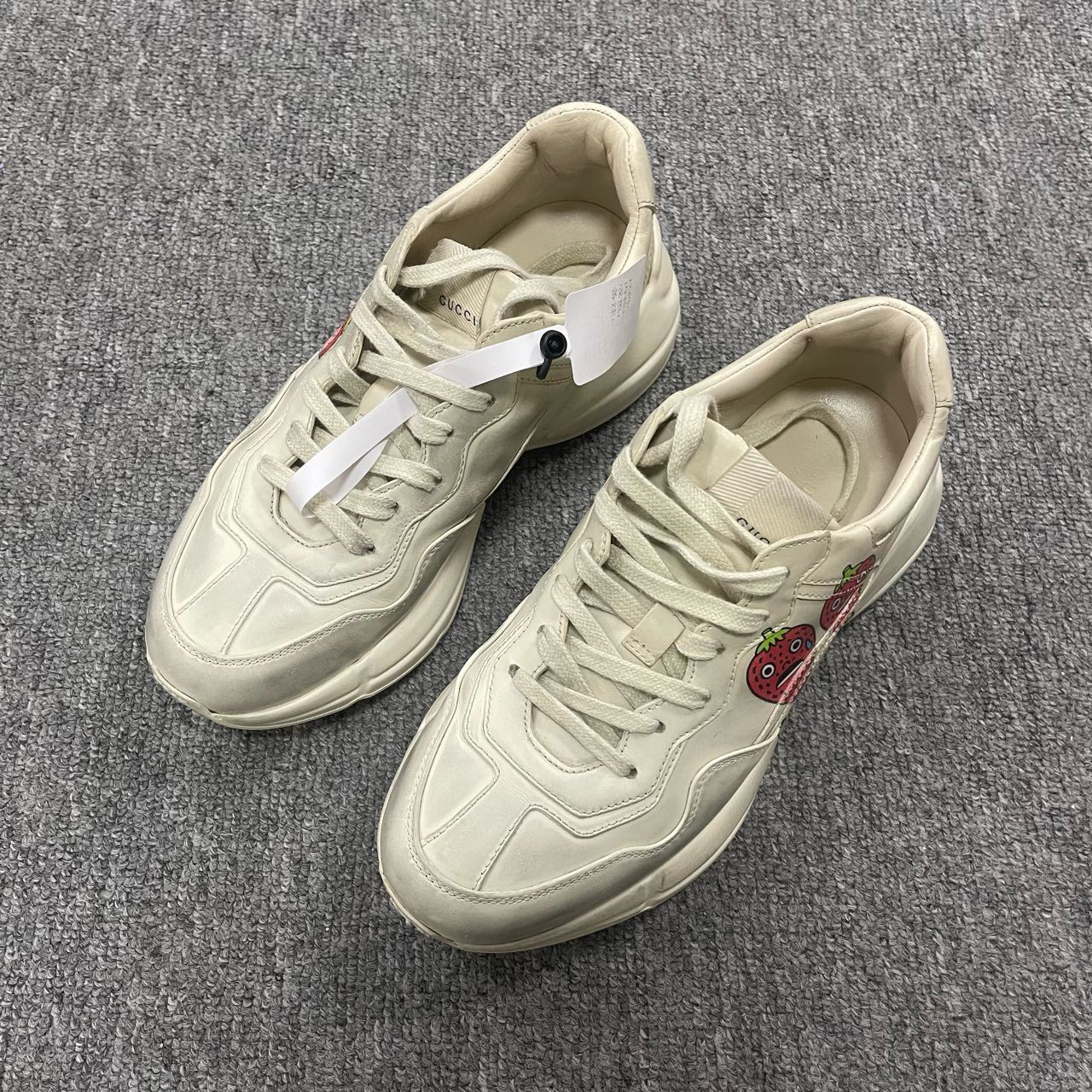 GUCCI/古驰 Rhyton 草莓印花时尚休闲低帮老爹鞋  37.5码/3195