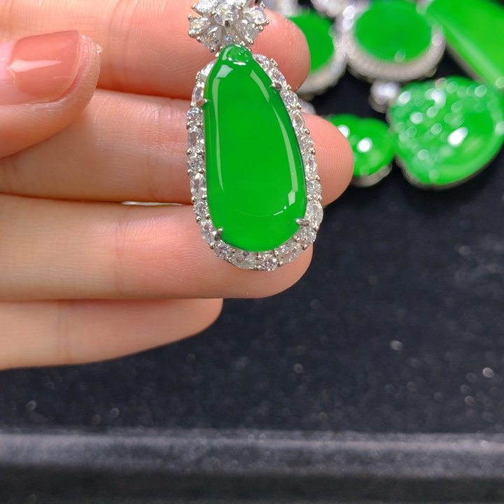 翡翠银S925镶嵌颈饰一个