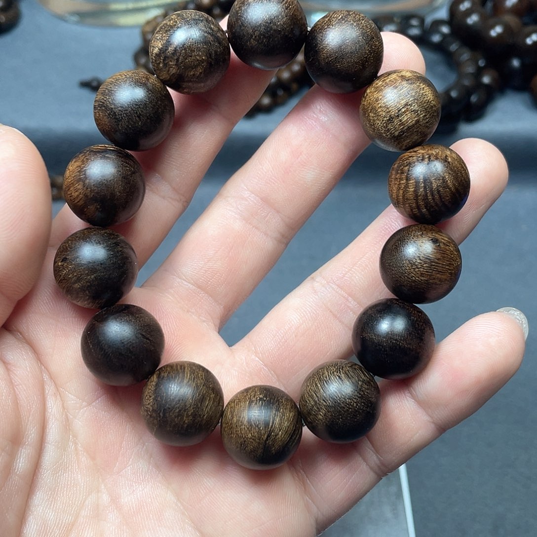 沉香手串白棋瘤疤