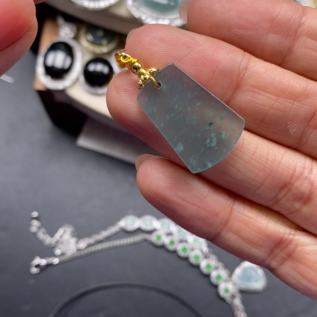 翡翠颈饰未镶嵌翡翠