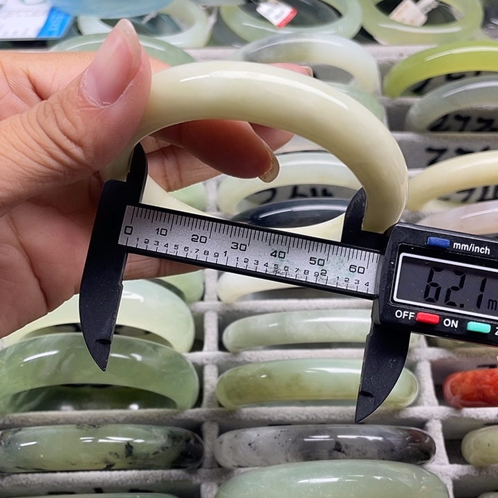 蛇纹石玉未镶嵌手镯273