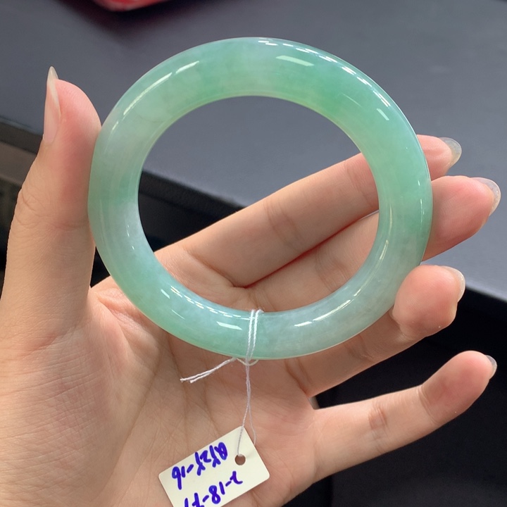 翡翠手镯未镶嵌翡翠