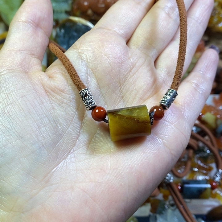 蛇纹石玉颈饰未镶嵌