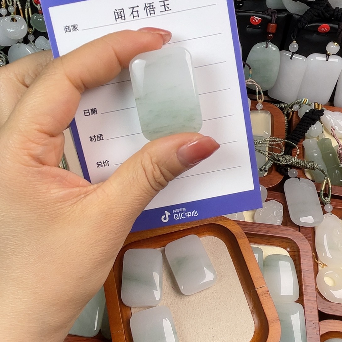小***凉石英质玉未镶嵌颈饰