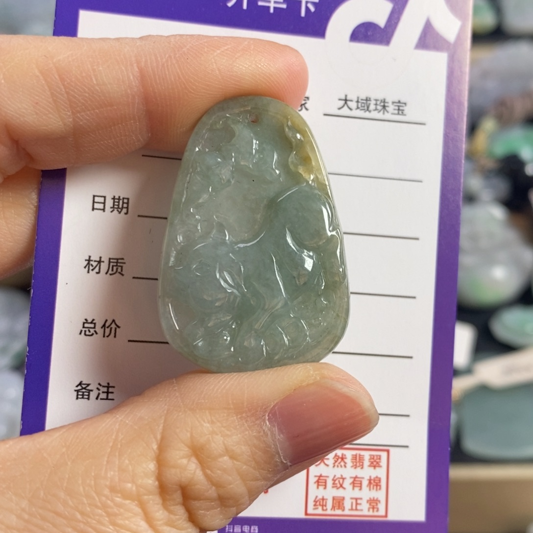 翡翠颈饰未镶嵌发财猪