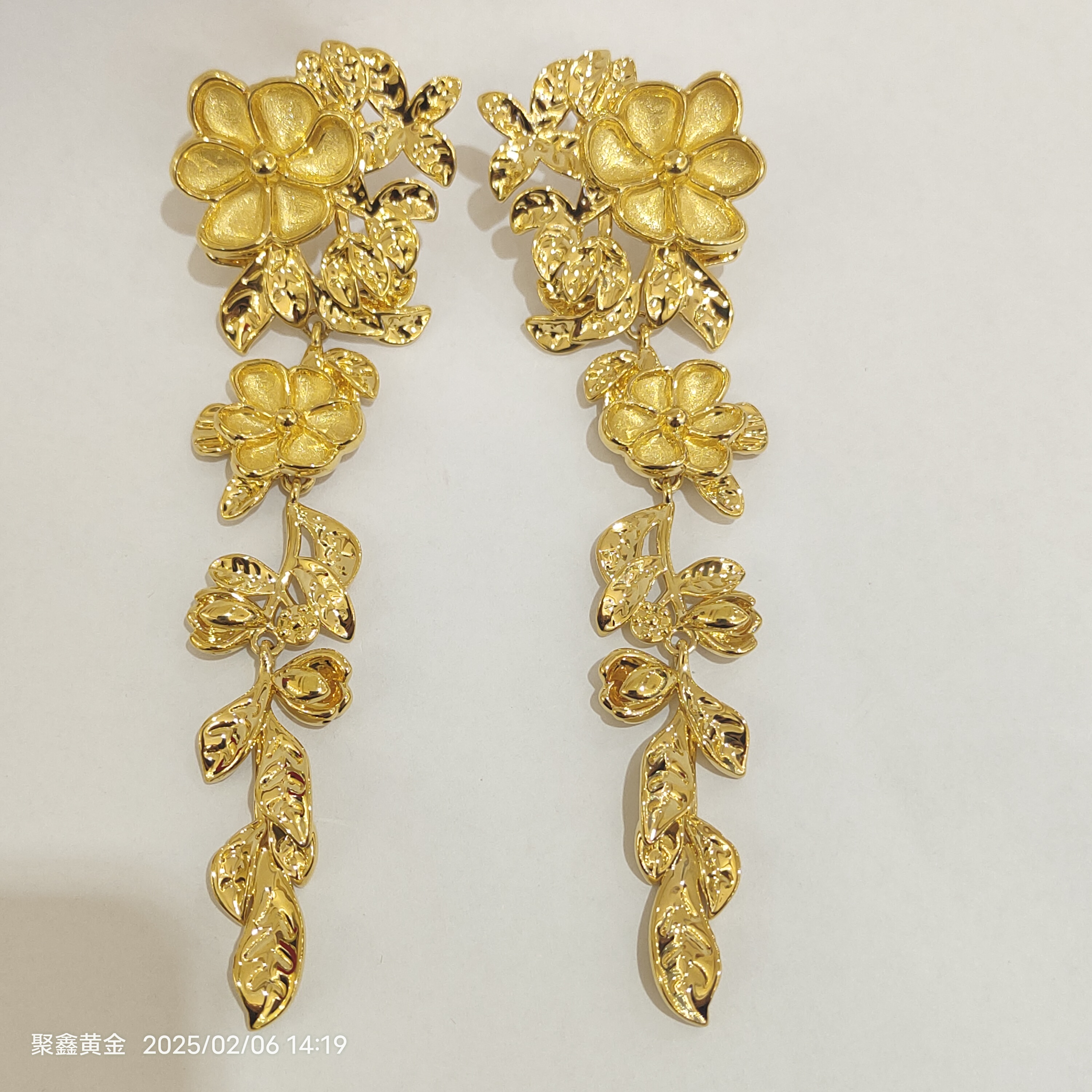 【聚鑫黄金】足金999 宫廷风长款繁花耳饰，‌繁花似锦，耳畔生辉‌。