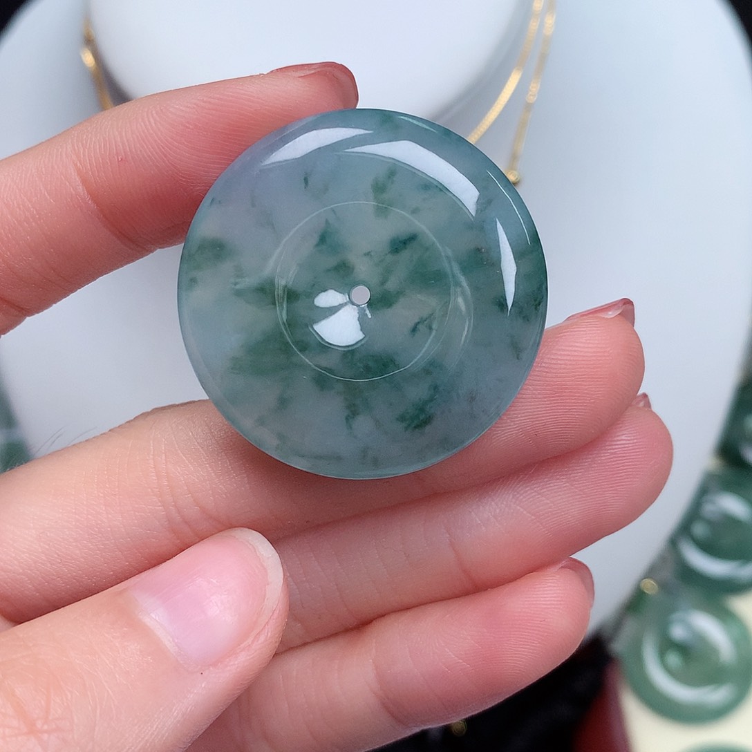 翡翠颈饰未镶嵌平安扣