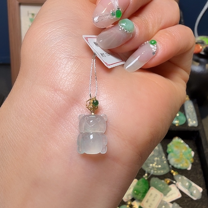 翡翠18K金镶嵌颈饰翡翠冰种小熊