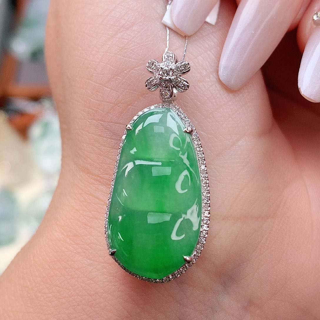 颈饰18K金镶嵌翡翠豆子