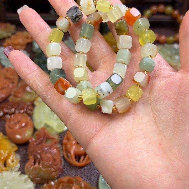 蛇纹石玉颈饰未镶嵌