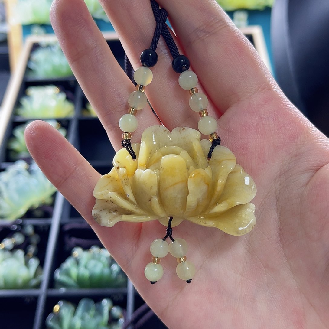 蛇纹石玉颈饰合金