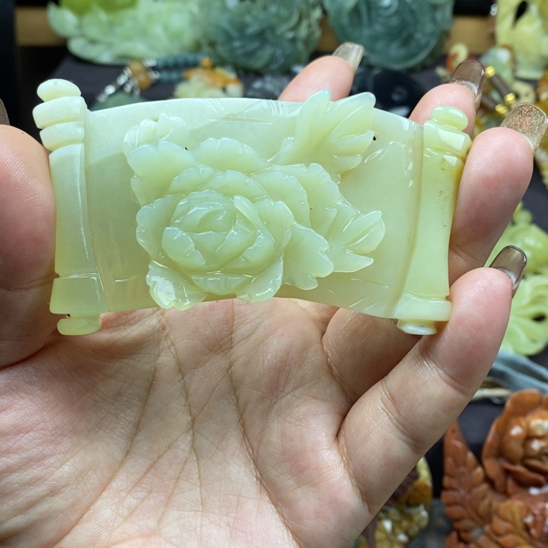 蛇纹石玉未镶嵌颈饰