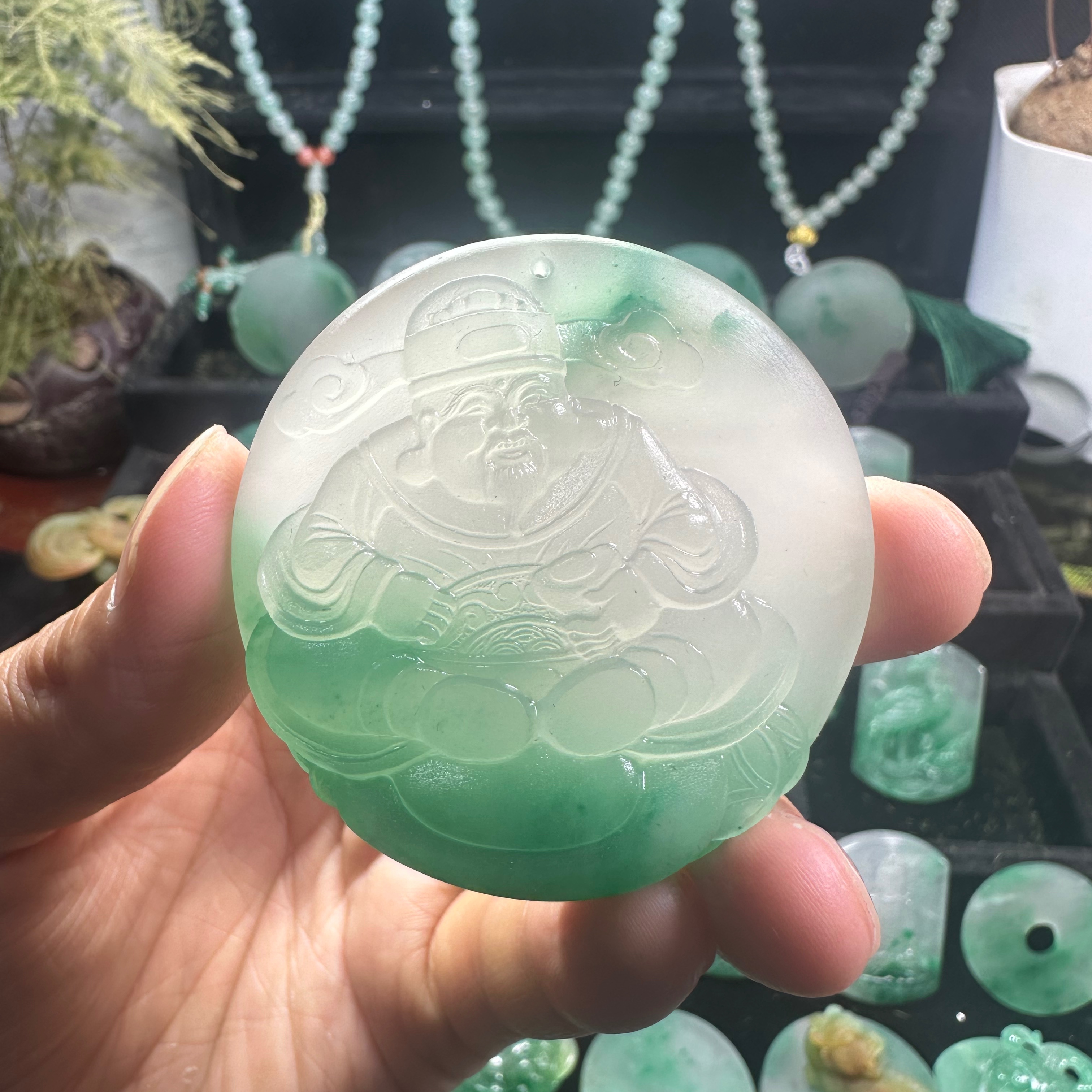 天然玉石非洲翠冰飘花纯手工雕刻财神爷吊坠挂件