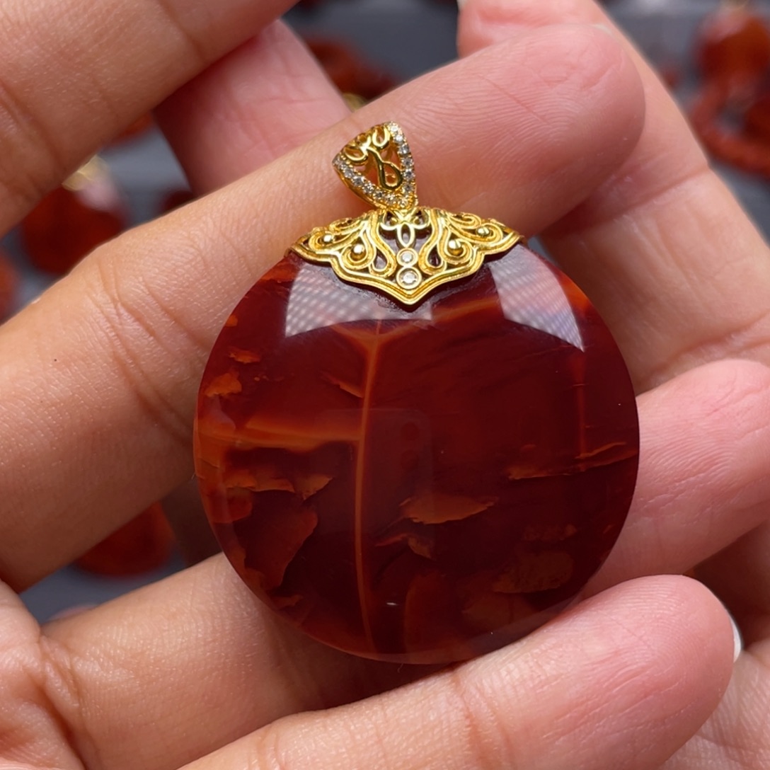 南红玛瑙18K金镶嵌珠宝奇石圆牌吊坠