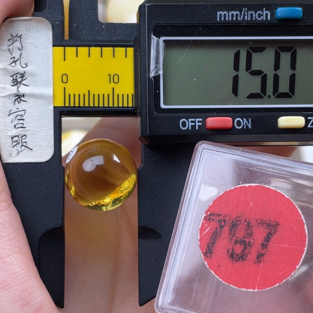 無***中蜜蜡未镶嵌珠宝奇石