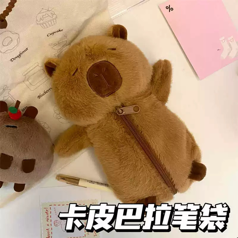可爱卡通卡皮巴拉毛绒笔袋小水豚玩偶大容量学生桌面收纳文具袋