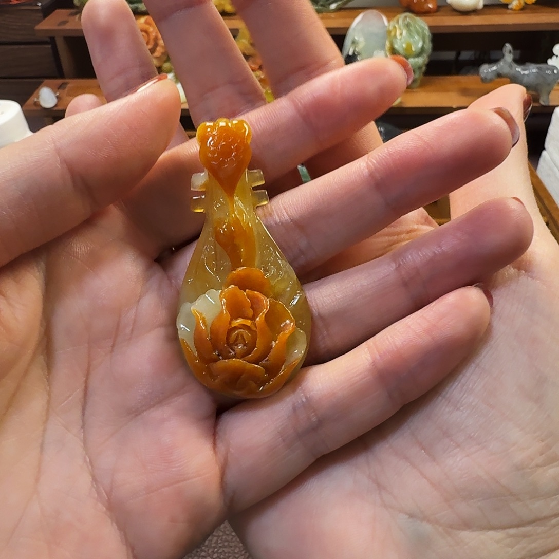 骑***糖蛇纹石玉未镶嵌颈饰