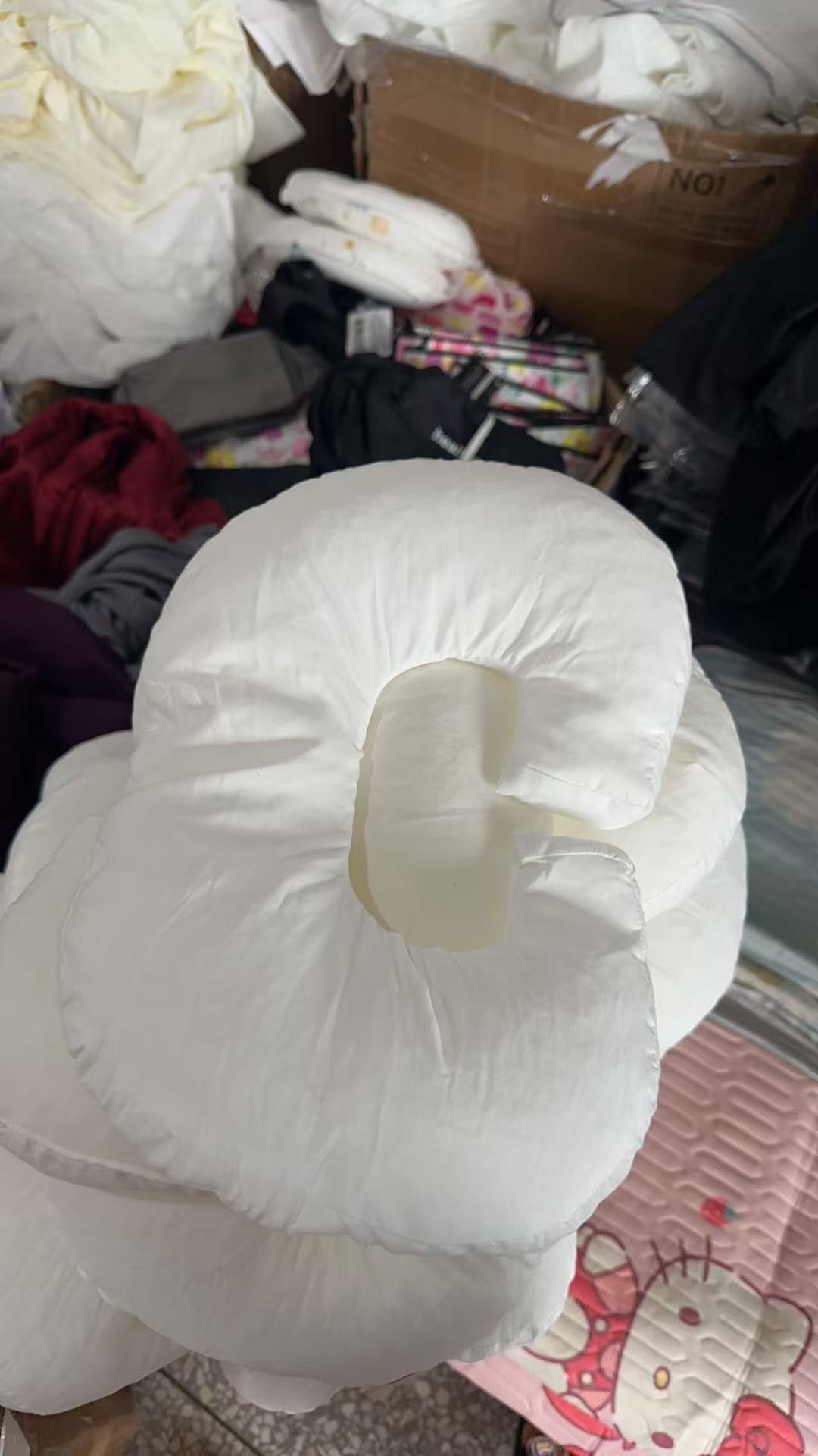 《兵哥外贸》3楼白色U型枕芯 发一个 微瑕疵