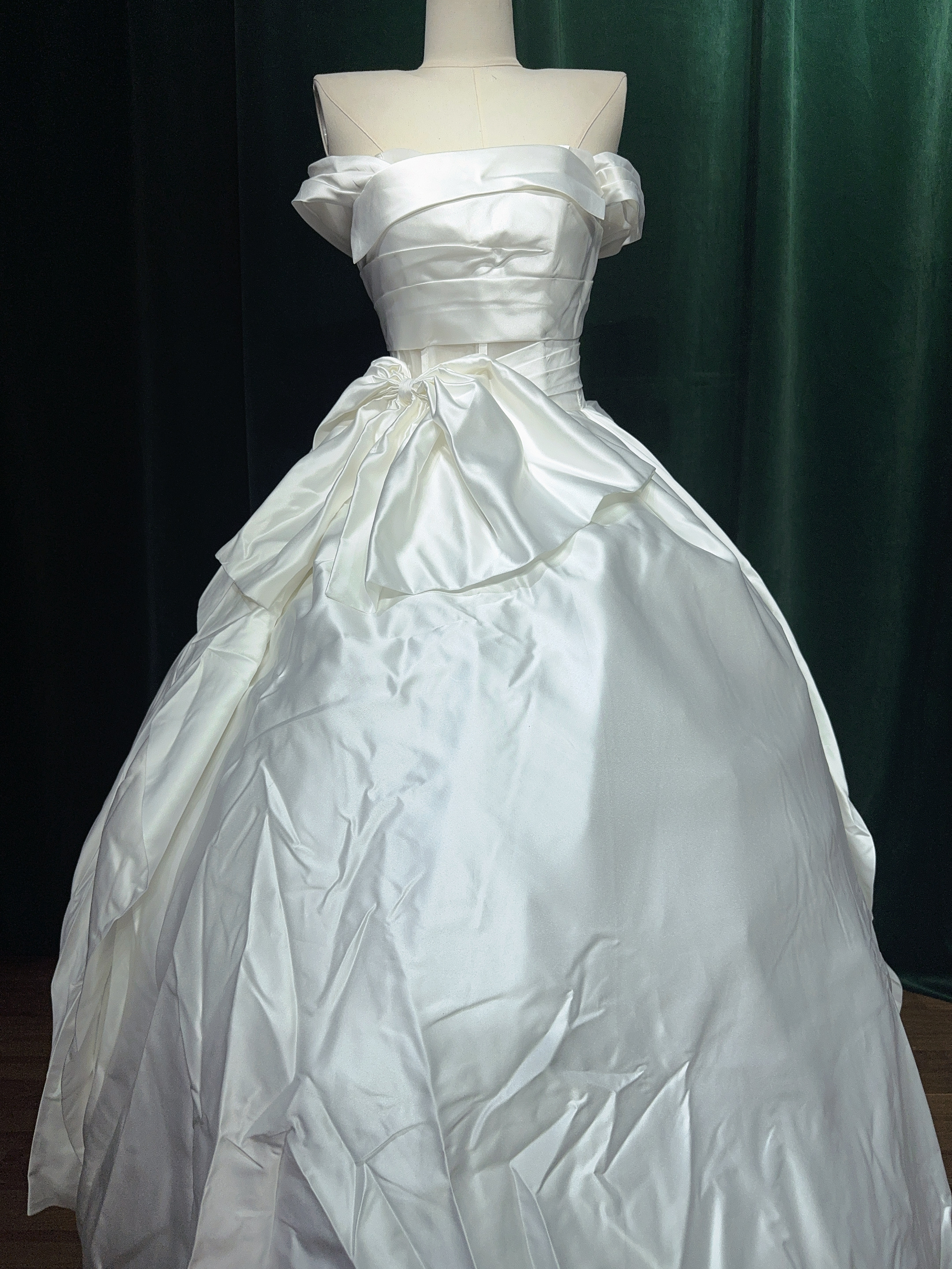 全新一字肩齐地婚纱